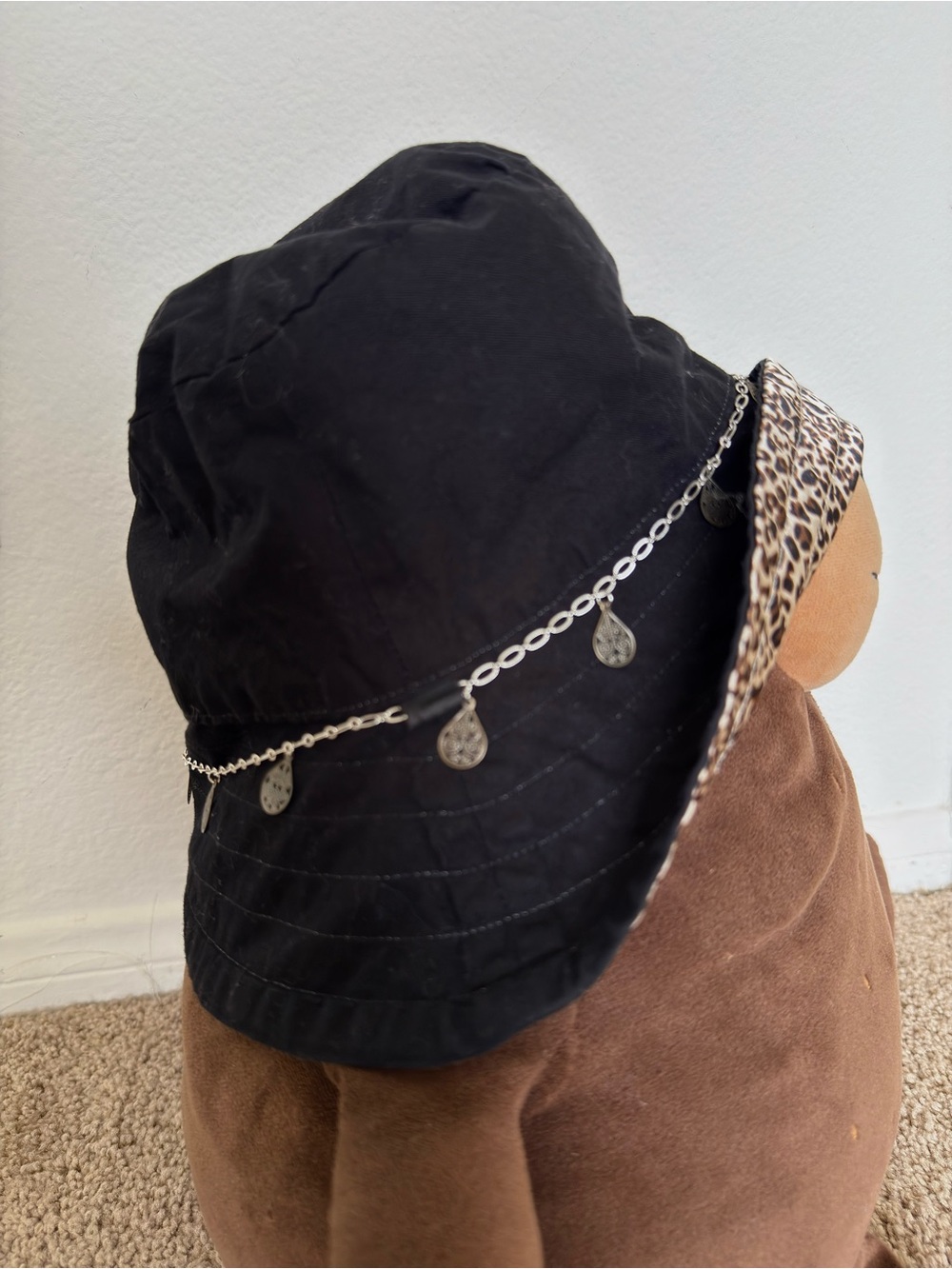 Reversible Black Bucket Hat with Leopard-Print Trim and Silver Charm Chain